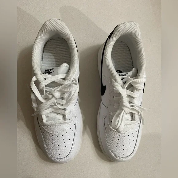 NWT Nike Force 1 Youth Size 2 Black & White Sneakers shoes - Picture 10 of 15